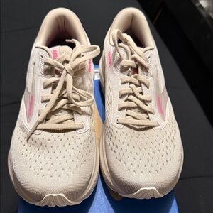 Brooks Adrenaline GTS 24 Stylish Women's Cream Sneakers…NEVER BEEN WORN